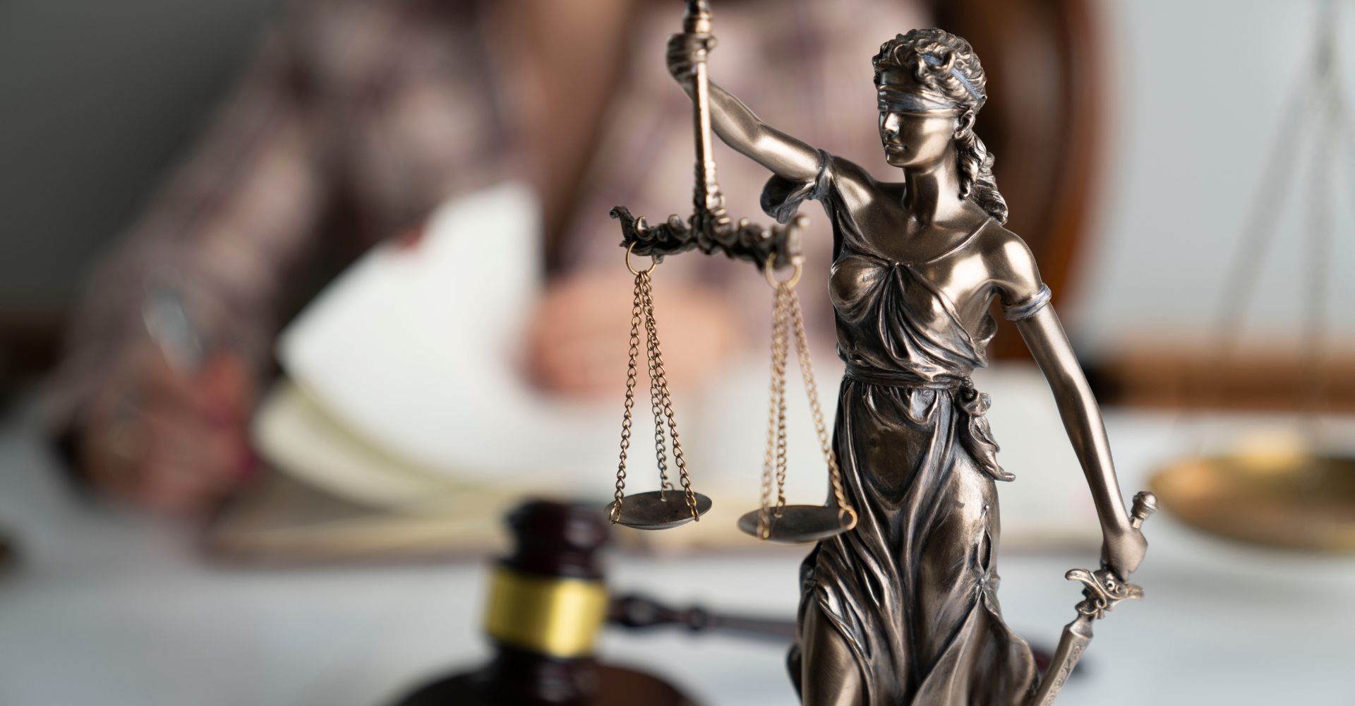 M9221 - Murphy & Price LLP - 4 Signs You Should Look Into Getting A Criminal Defense Lawyer - Featured Image